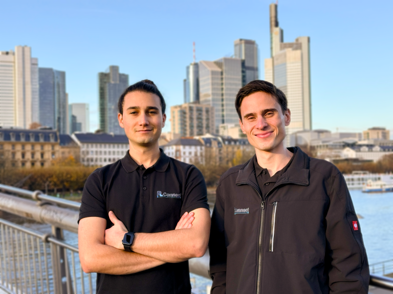 Zwei Hände halten ein Smartphone, während eine Person darauf zeigt.